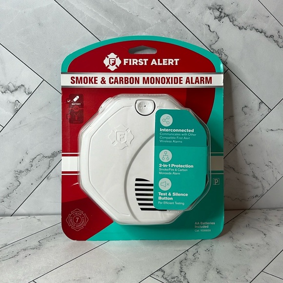 First Alert Smoke & Carbon Monoxide Alarm Battery Powered w/ Voice Alert - Picture 3 of 7
